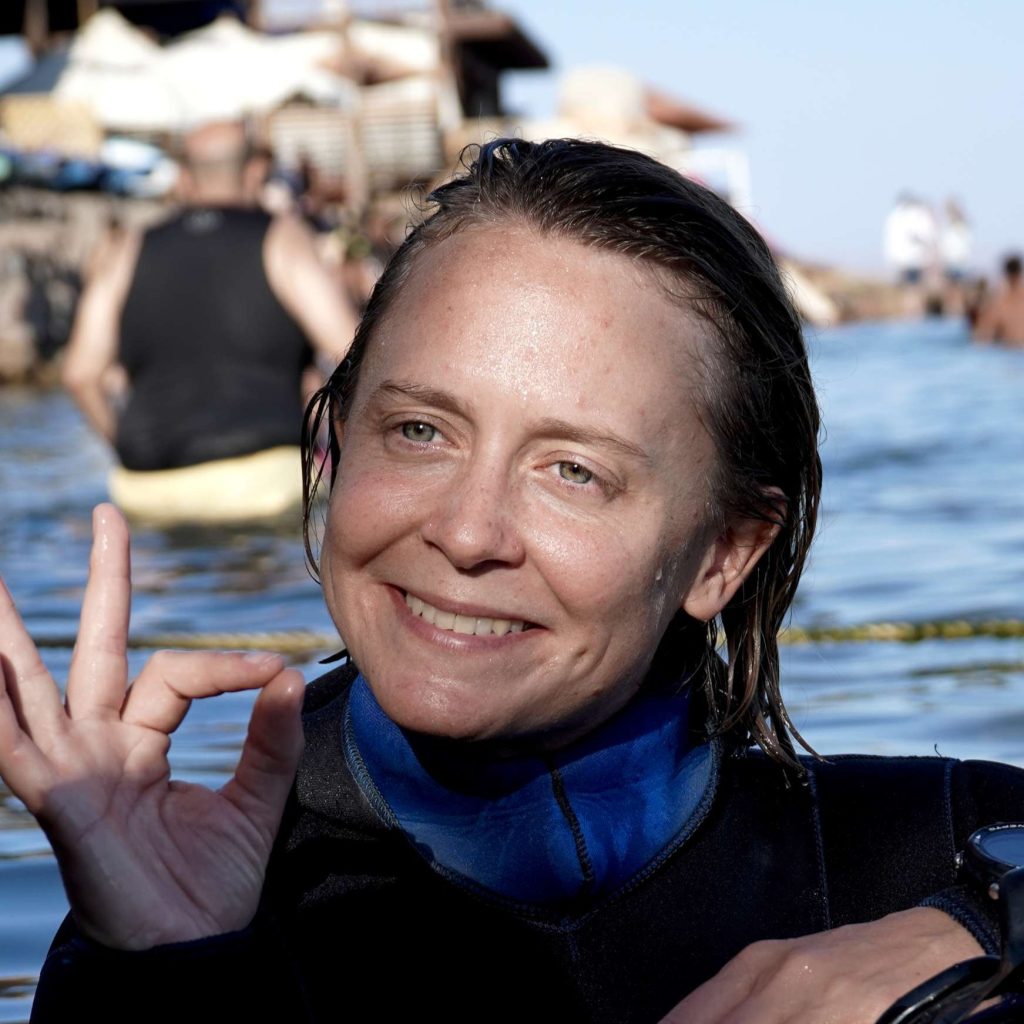 A female freediving instructor