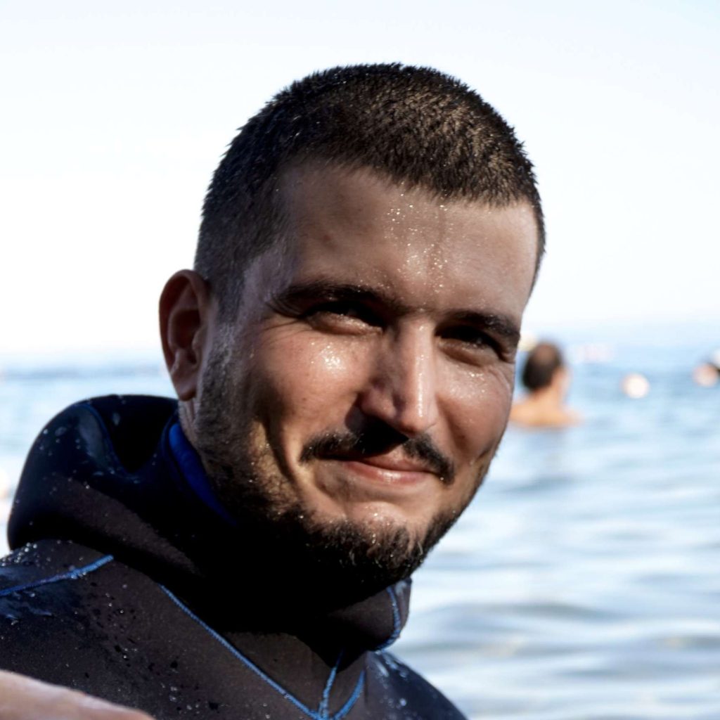 A male freediving instructor